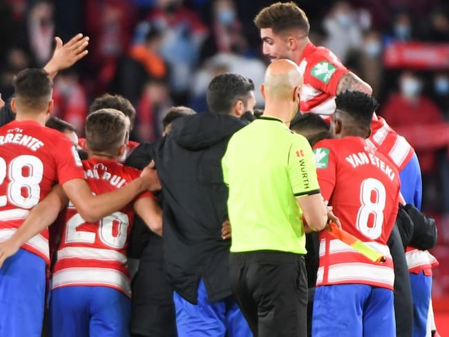 Los jugadores del Granada festejan la victoria al final del partido.