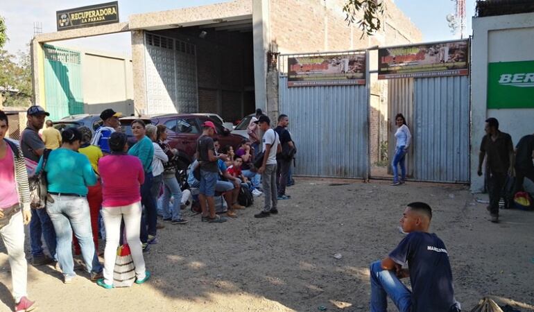 Venezolanos haciendo fila para vender chatarra
