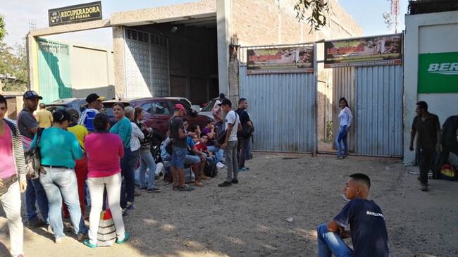 Venezolanos haciendo fila para vender chatarra