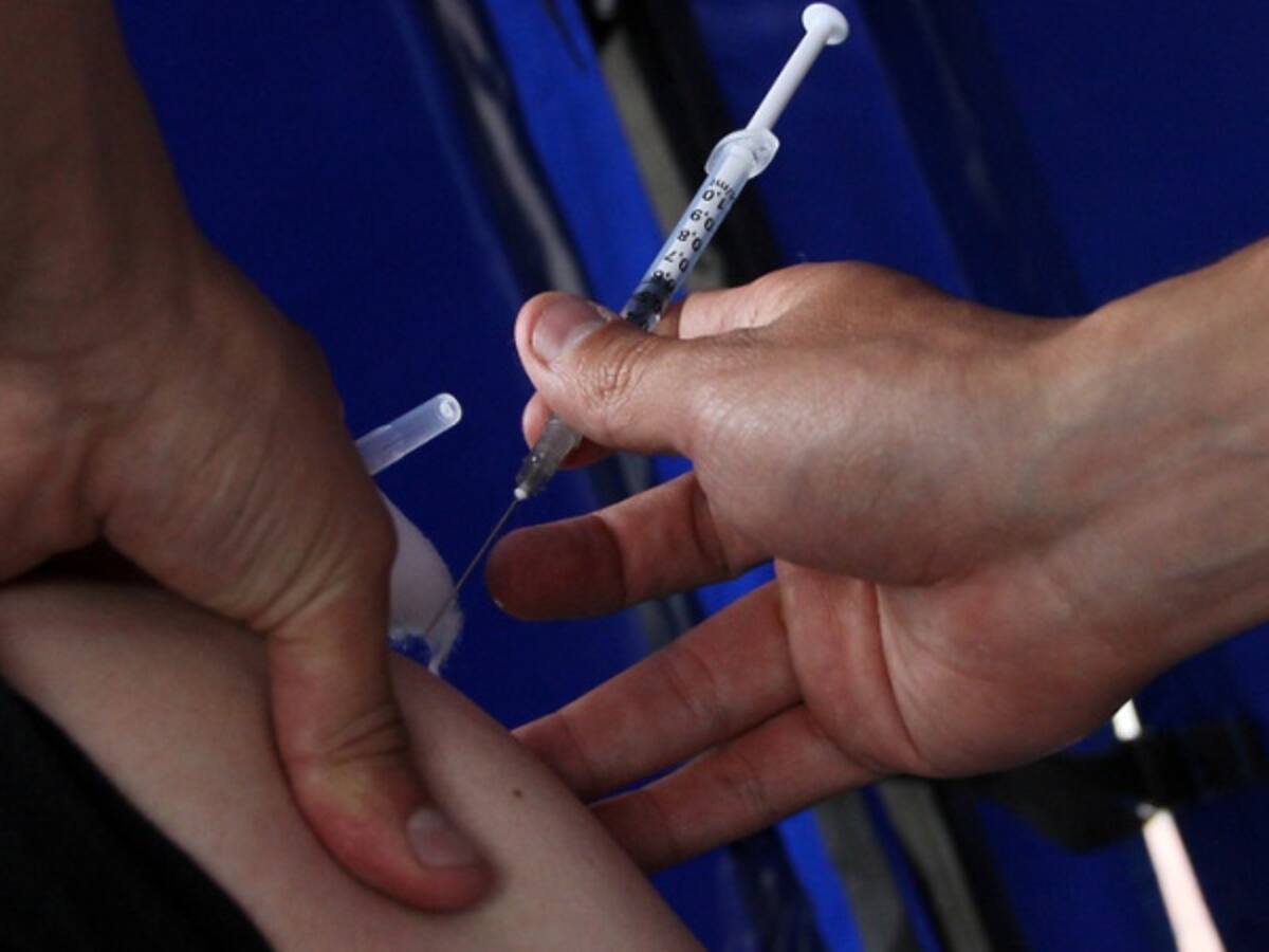 Refuerzan vacunación contra sarampión en terminales y aeropuertos de Bogotá