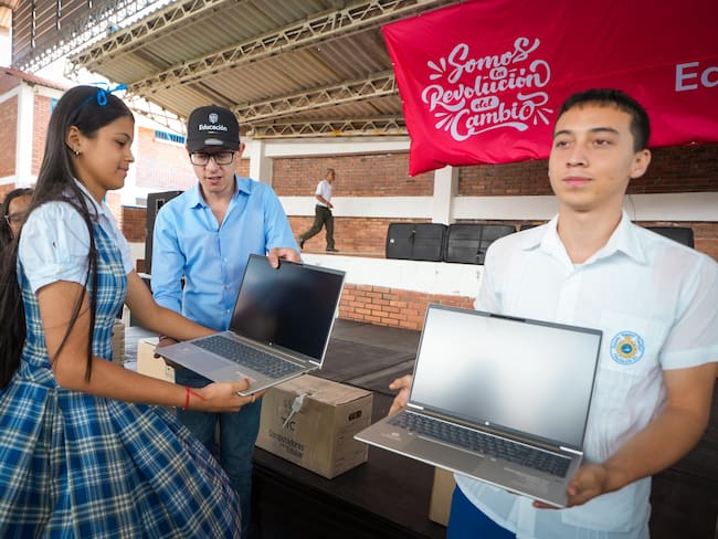 Gobierno Nacional entregó más de 2.000 computadores para estudiantes en ocho municipios en Catatumbo