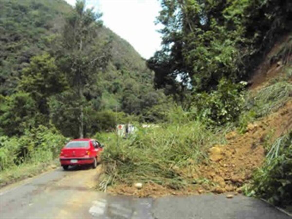 Dos heridos tras deslizamiento de tierra en la vía Cajamarca