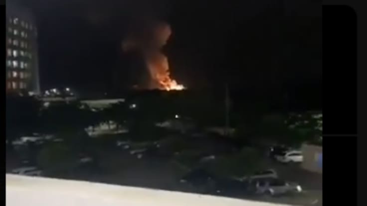 URGENTE: Se reportan varias explosiones y sobrevuelos en Caracas, Venezuela. Una parte de la ciudad está sin energía.