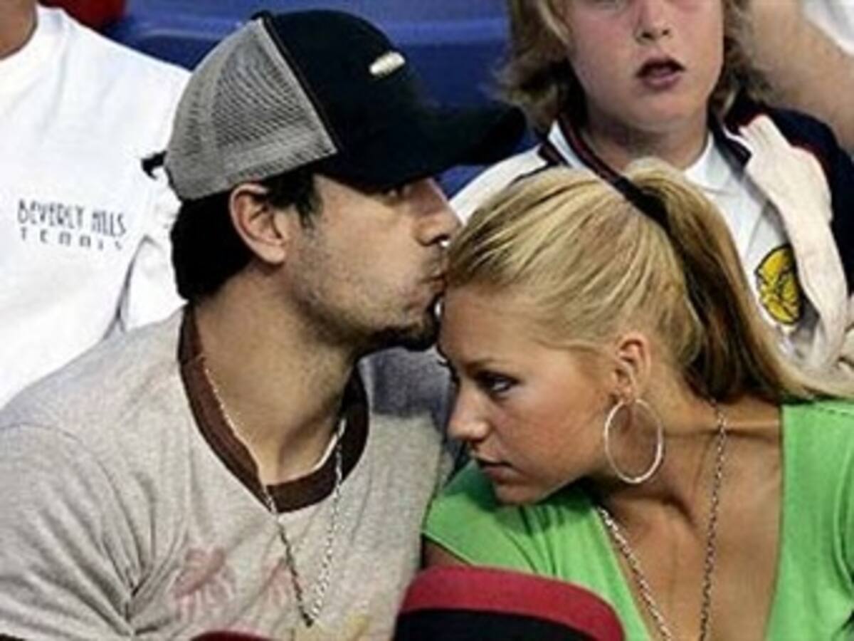 Enrique Iglesias califica de 'rumores' la noticia del embarazo de Kournikova