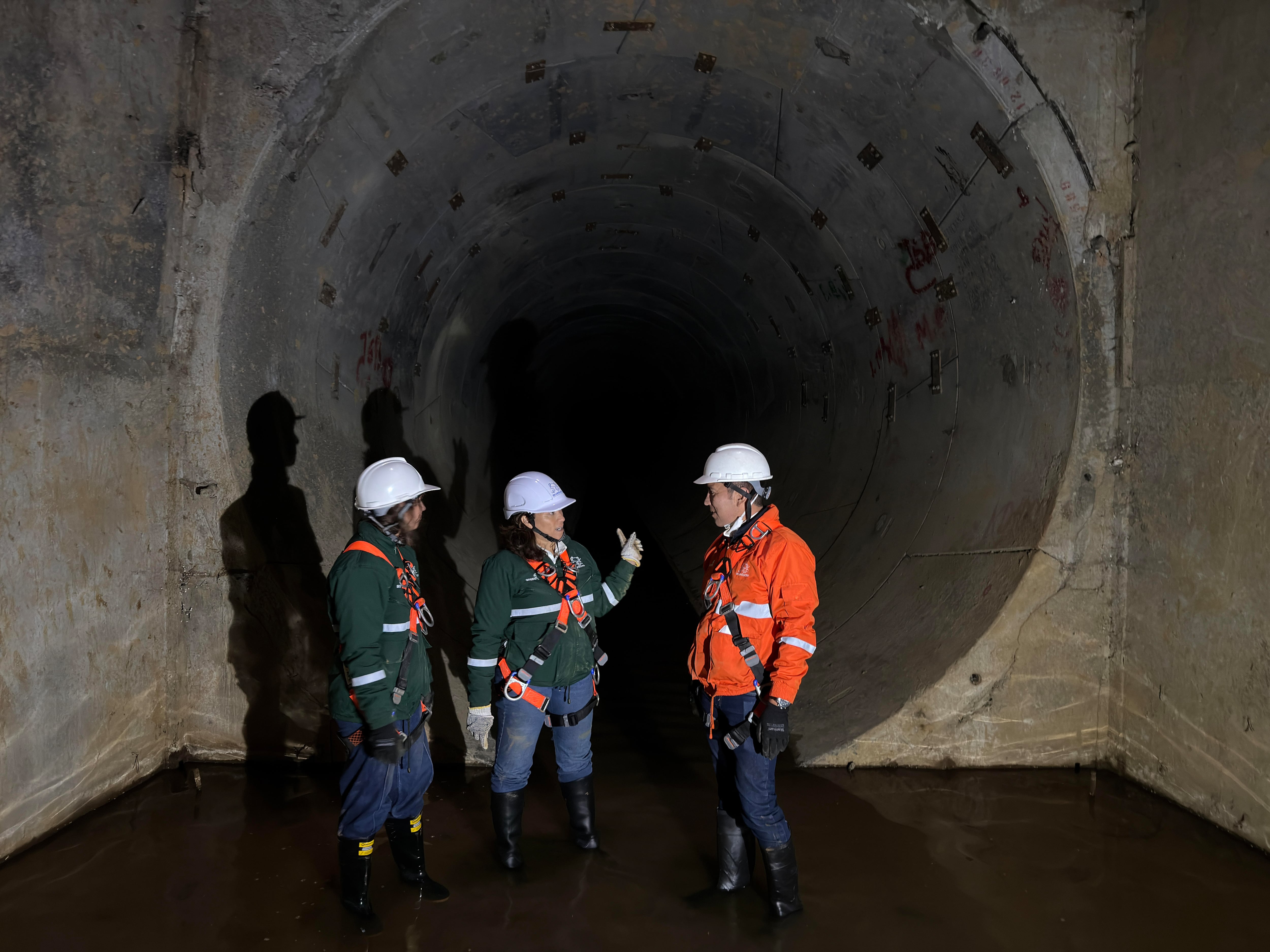 Operarios en interconector. Cortesía: Acueducto de Bogotá.