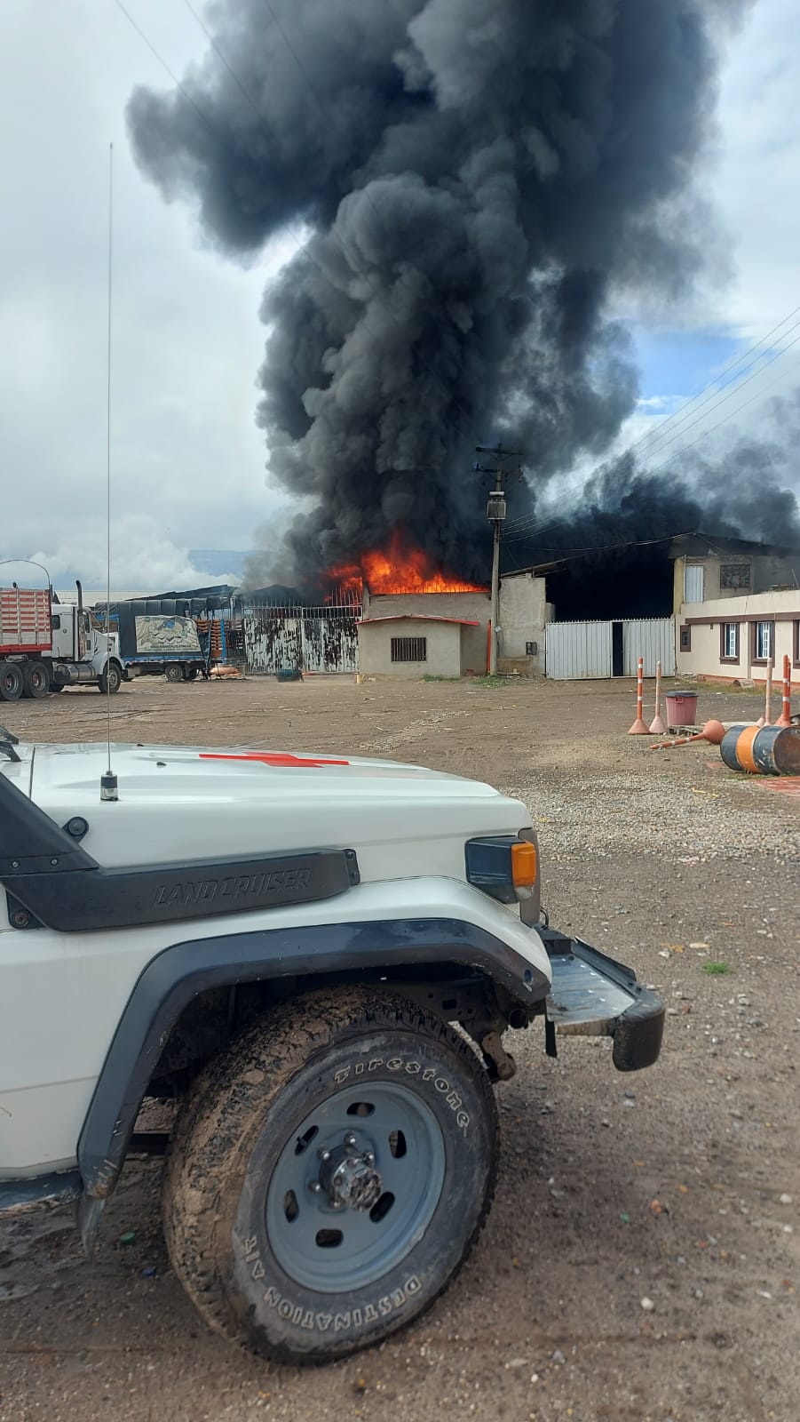 El incendio en la fábrica de colchones ubicada entre Sogamoso y Nobsa (Boyacá), comenzó sobre las 8:00 de la mañana. Se especula que el incendio se originó por un corto circuito / Foto: Suministrada.