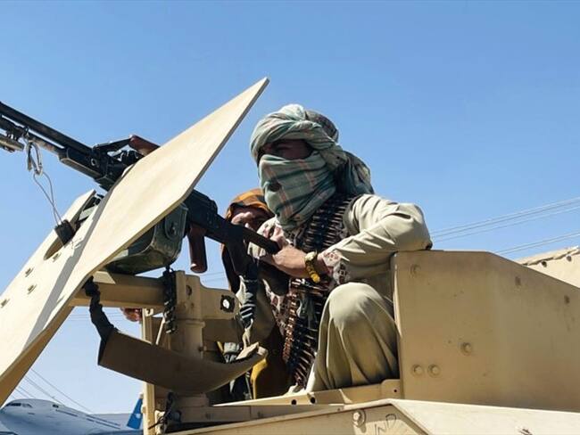 En este momento, los afganos tienen miedo porque los talibanes ya han llegado (...) creemos que el futuro es muy oscuro para todos, incluyendo mujeres, periodistas, escritores y más: Khalid Amiri. Foto: Getty Images / HAROON SABAWOON