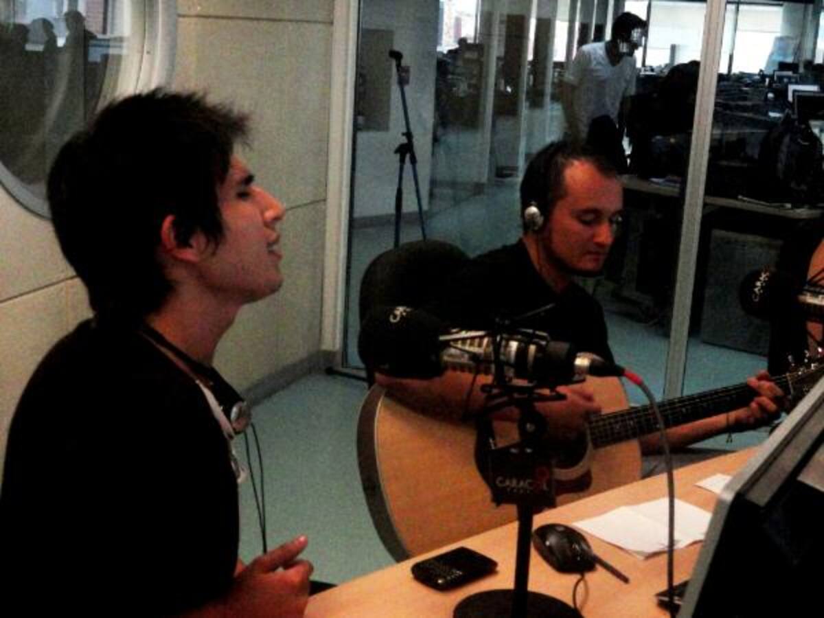 Juan Pablo Bernal y su guitarrista