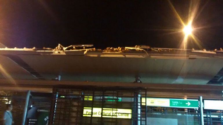 Estación del Parque Cultural del Caribe Transmetro, averiada  por una tractomula que invadió el carrill de Solo Bus