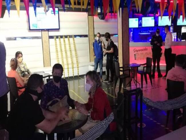 Con fiestas de disfraces, discotecas funcionarán con aforo del 100%