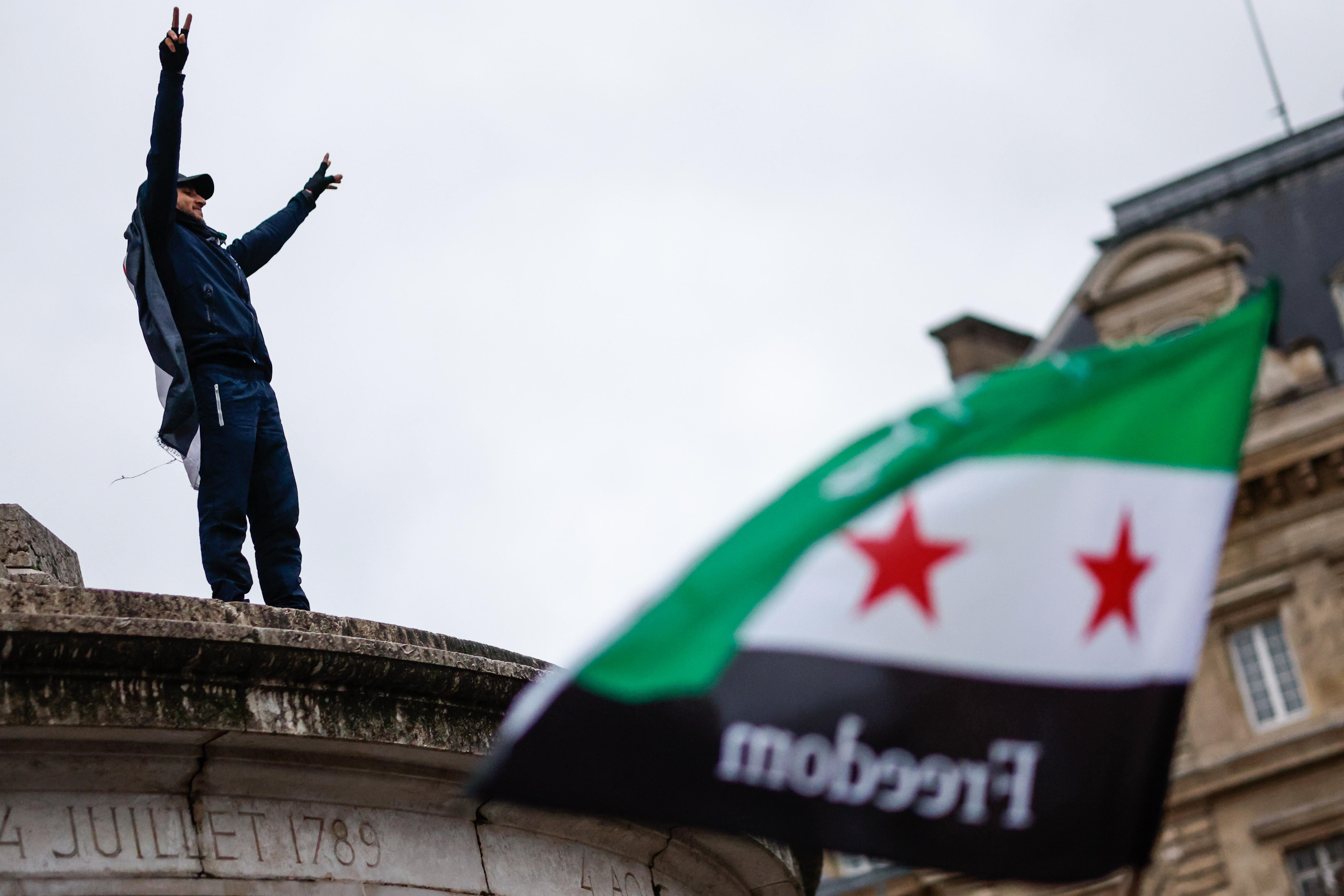 Paris (France), 08/12/2024.- Supporters of the Syrian opposition celebrate the rebel takeover of Damascus, in Place de la Republique, Paris, France, 08 December 2024. Syrian rebels entered Damascus on 08 December 2024 and announced in a televised statement the 'Liberation of the city of Damascus and the overthrow of Bashar al-Assad,' as well as the release of all the prisoners. The rebels also urged the Syrian armed forces to leave Syrian public institutions, which will stay under the control of the outgoing Syrian prime minister until the official handover ceremony. (Francia, Siria, Damasco) EFE/EPA/Mohammed Badra