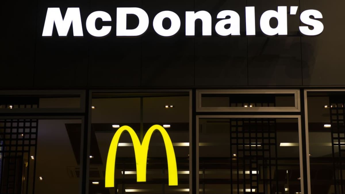Así quedó una hamburguesa de McDonald's tras pasar 24 años en un armario