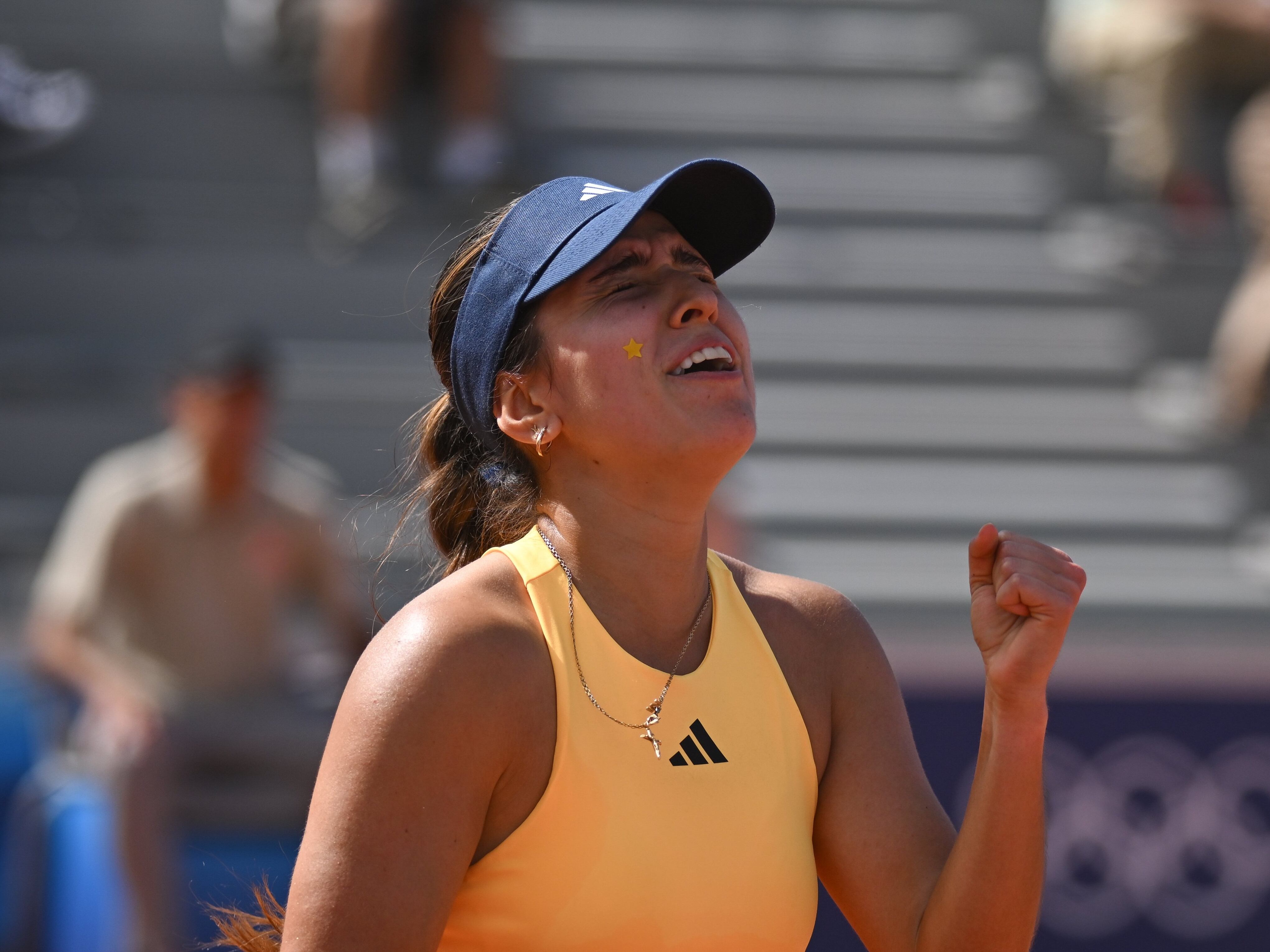 Camila Osorio celebra su triunfo en los Juegos Olímpicos / Twitter: @Fedecoltenis.