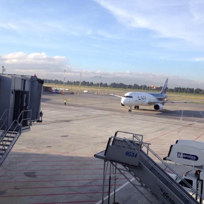 El avión de prueba, cuando se acercaba al muelle. Tomada de Twitter, cuenta del director de Aerocivil.