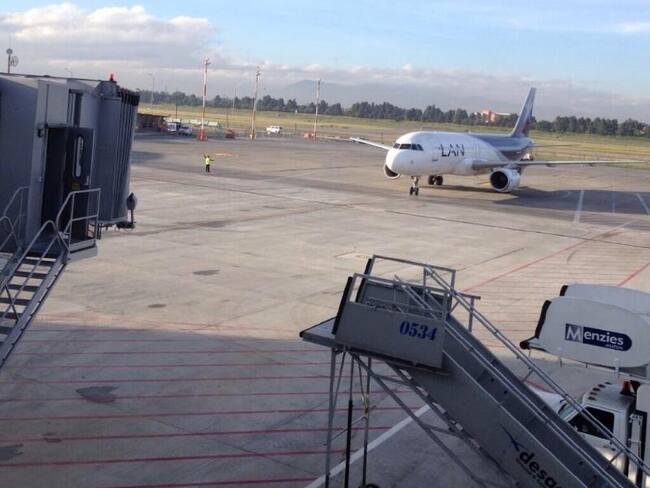 El avión de prueba, cuando se acercaba al muelle. Tomada de Twitter, cuenta del director de Aerocivil.