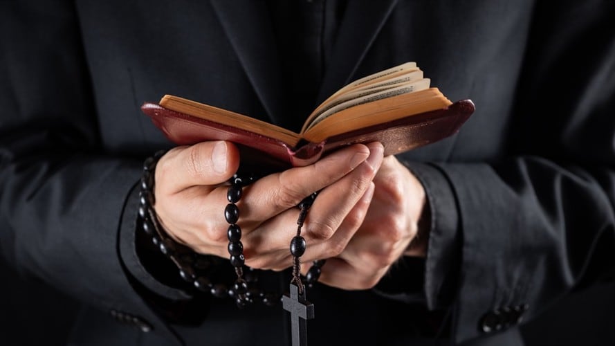 En la segunda entrega del especial "Dejad que los niños vengan a mí" se conocieron dos testimonios más de victimas del sacerdote de Medellín. Foto: Getty Images/ Fotografía de stock.