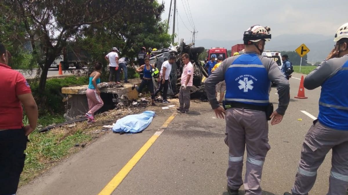 Dos muertos y once heridos, dejó accidente de buseta en vías del Valle