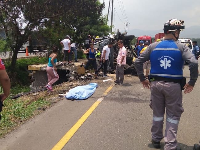 Dos muertos y once heridos, dejó accidente de buseta en vías del Valle