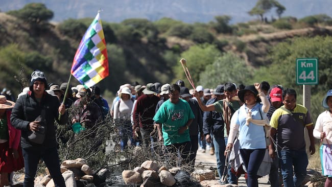 AME4648. PAROTANI (BOLIVIA), 09/06/2025.- Seguidores del expresidente Evo Morales bloquean una de las vías que une el oriente con el occidente boliviano este lunes, en Parotani (Bolivia). El Gobierno de Luis Arce analiza invitar a Bolivia a la Comisión Interamericana de Derechos Humanos (CIDH) o a Naciones Unidas para que verifiquen las afectaciones que, según ellos, han dejado en el país las protestas promovidas por Morales, en especial por los bloqueos de carreteras en el último año. EFE/ Luis Gandarillas