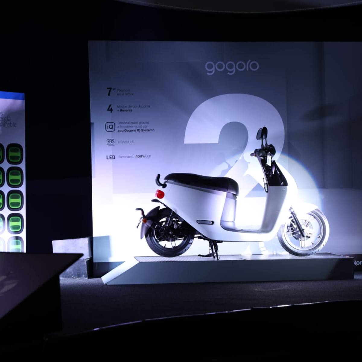 El primer sistema de intercambio de baterías para motos eléctricas llega a Colombia