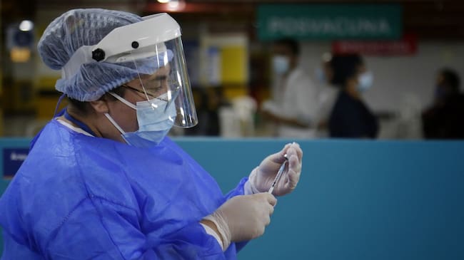 El DADIS hizo un llamado especial para que estas personas acudan a los puntos de vacunación, pues es el grupo de edad con más baja cobertura