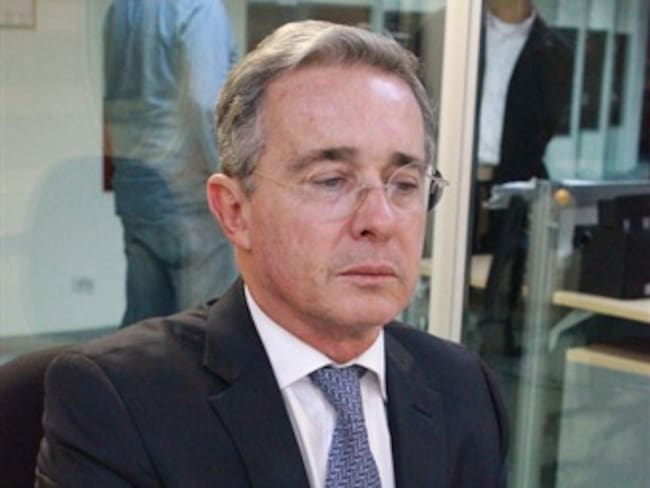Uribe dice que no se debe juzgar a José Obdulio Gaviria por ser primo de Pablo Escobar