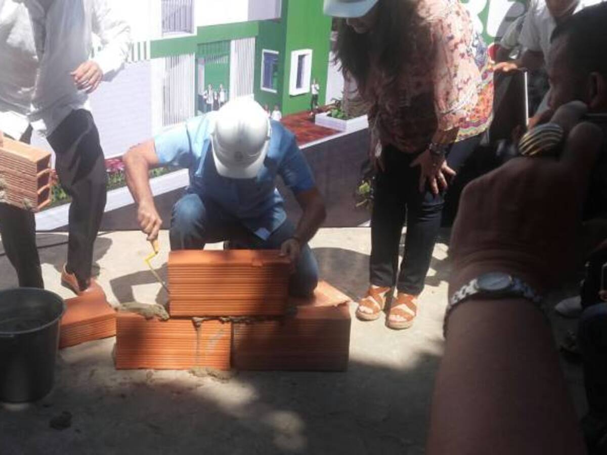 Alcalde Char, coloca primera piedra para ampliación de colegio Don Bosco