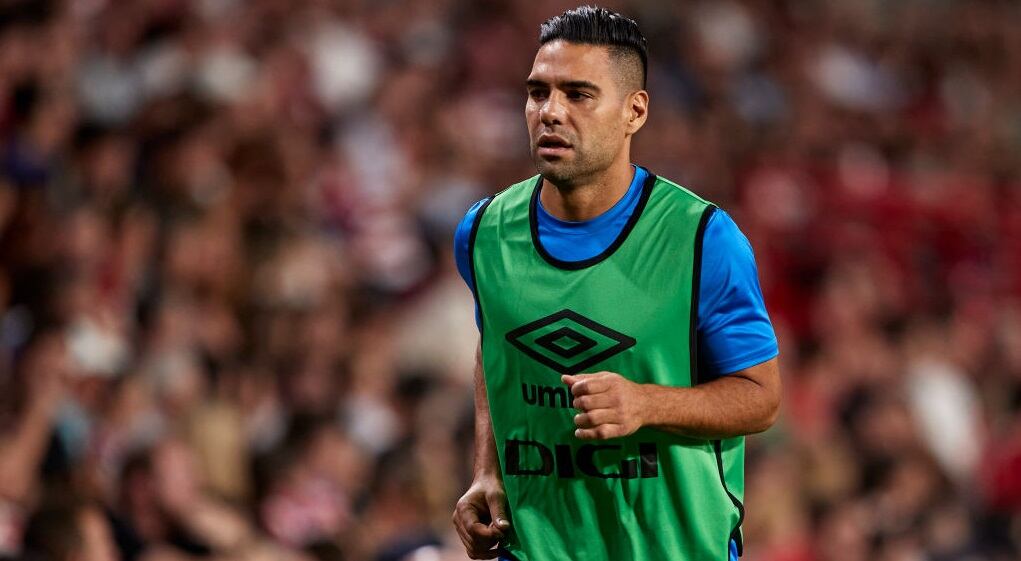 Falcao calienta durante el partido del Rayo Vallecano con el Granada (Photo by Fermin Rodriguez/Quality Sport Images/Getty Images)