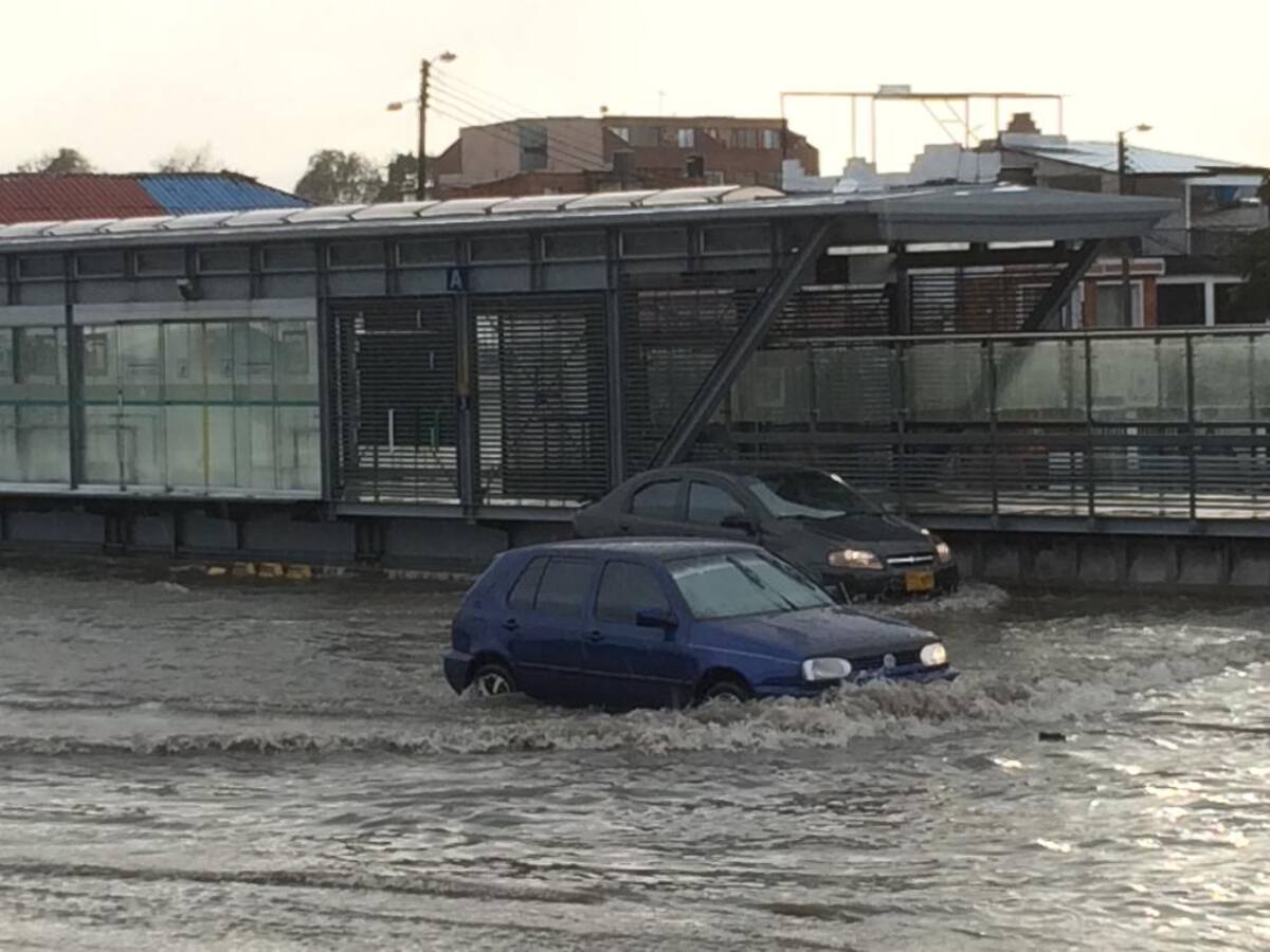 Se presentan emergencias en la capital colombiana tras fuertes lluvias que se presentaron en horas de la tarde del domingo.