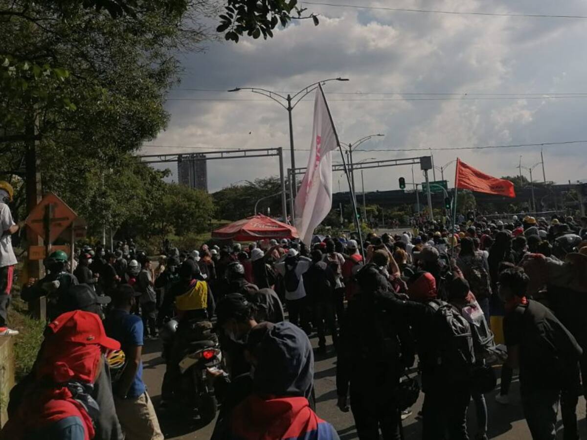 Denuncian que un hombre disparó contra los manifestantes en Medellín