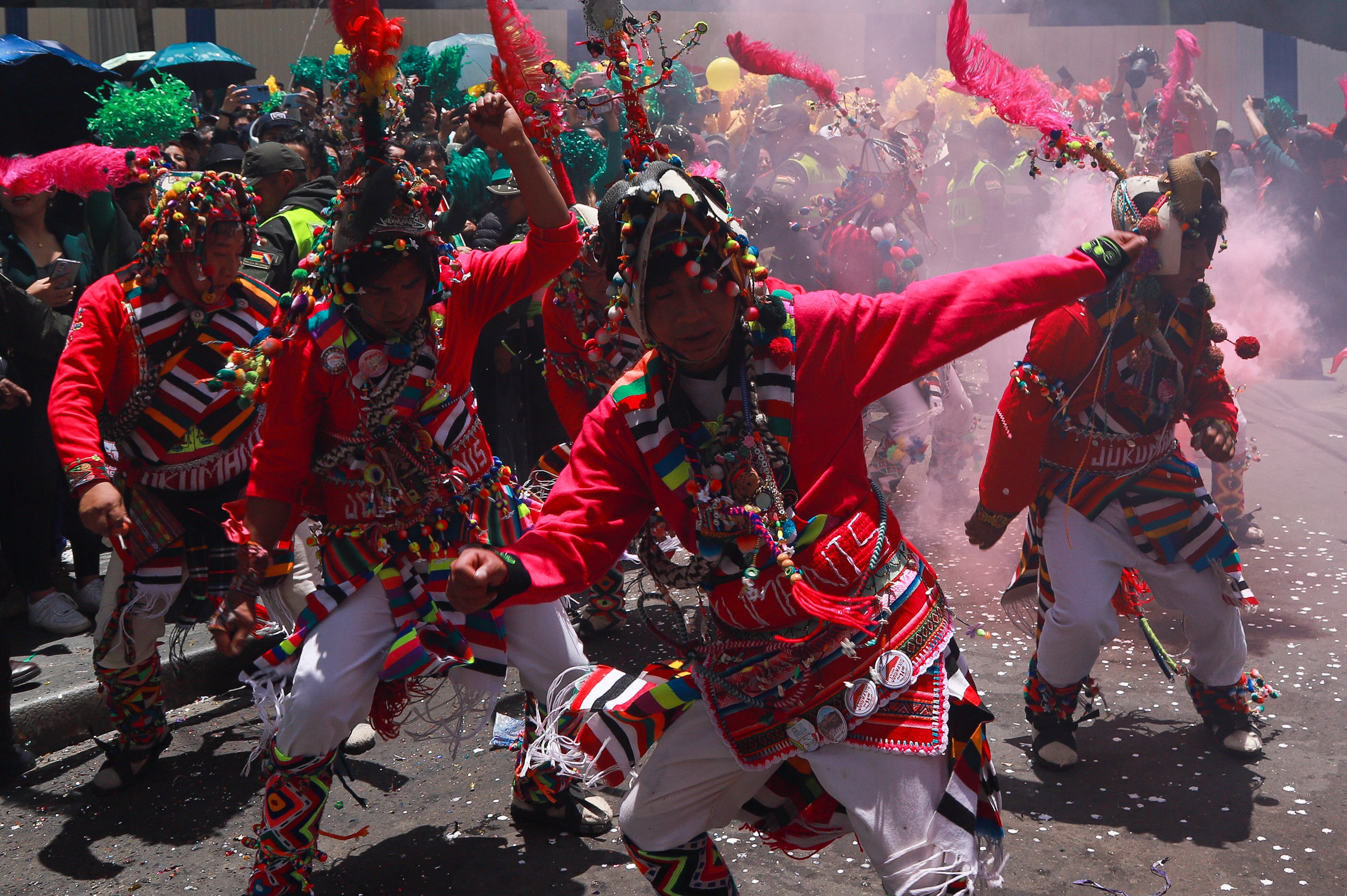AME3346. LA PAZ (BOLIVIA), 22/01/2025.- Artistas realizan la danza de "Tinku" durante el festejo del Día del Estado Plurinacional este miércoles, en La Paz (Bolivia). El presidente de Bolivia, Luis Arce, ratificó su propuesta de firmar un "gran acuerdo social" para superar la polarización que ha prevalecido en su país en los últimos años, durante el festejo del Día del Estado Plurinacional. EFE/ Gabriel Márquez