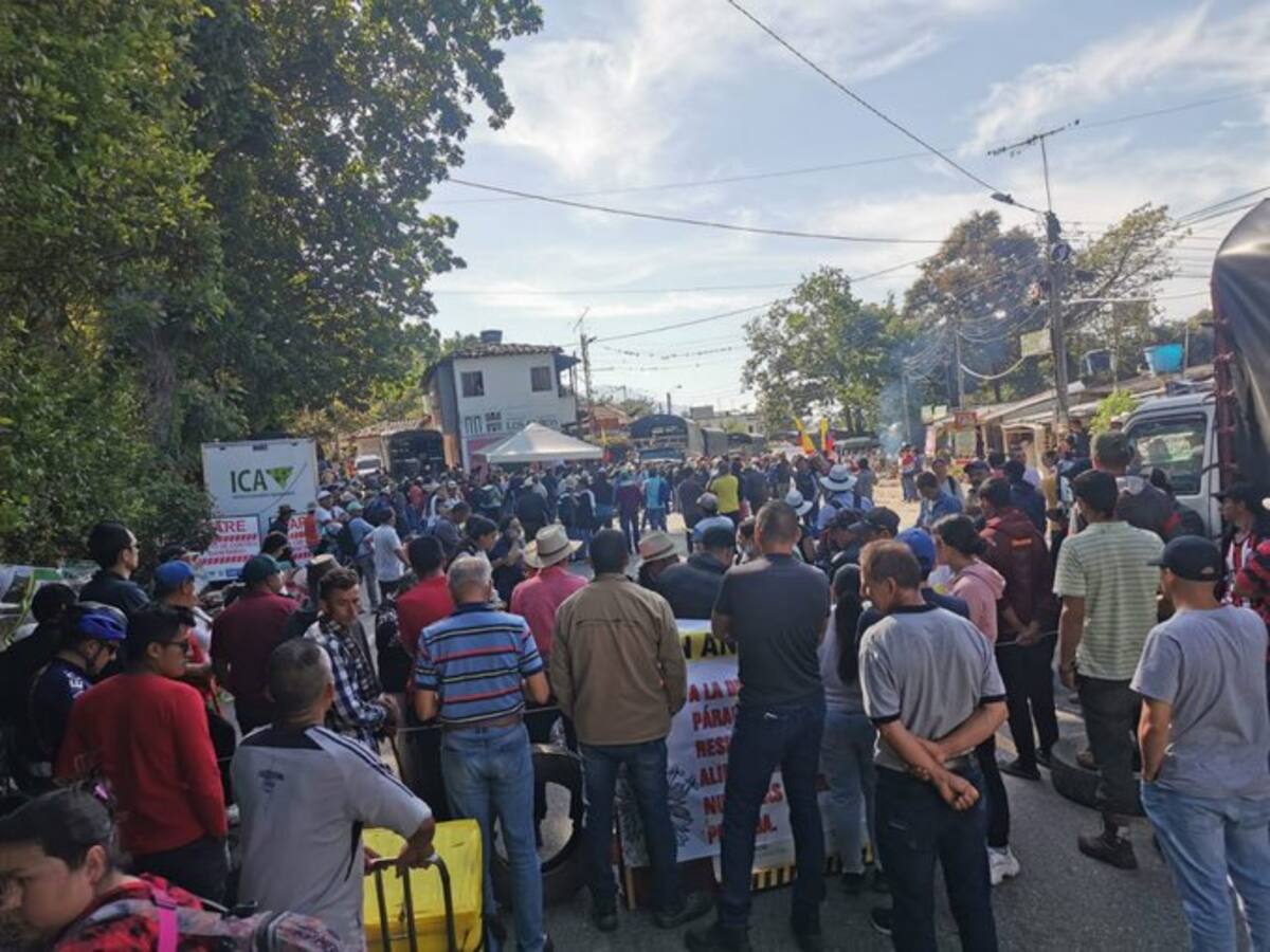 Vías a Bogotá y Cúcuta siguen bloqueadas por paro campesino