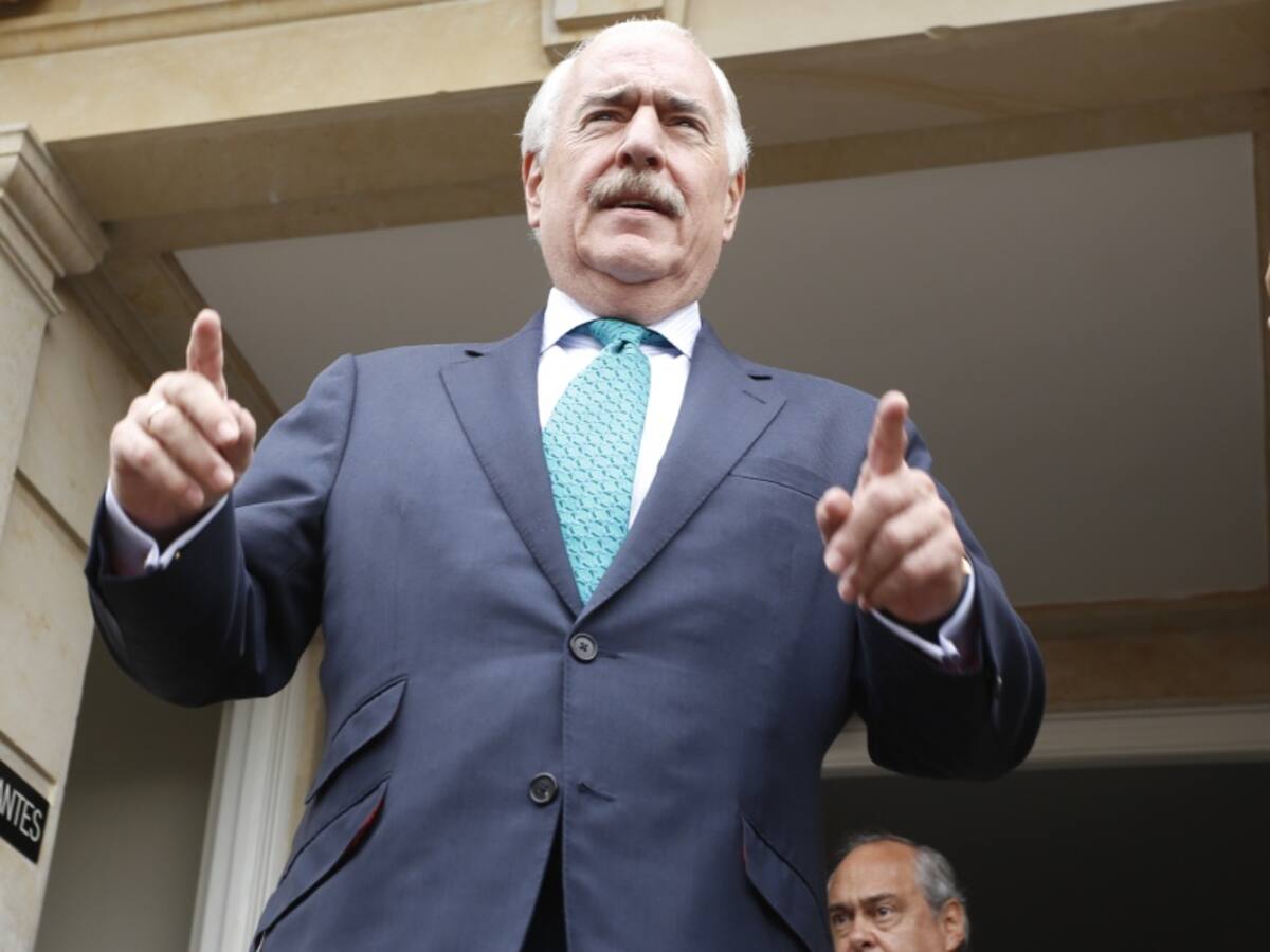 Expresidente Pastrana pide suspender las clases en el país