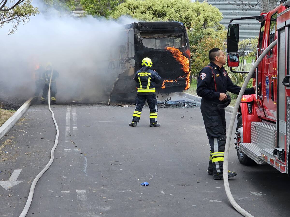 Un bus de transporte público fue incinerado en la Universidad de Nariño