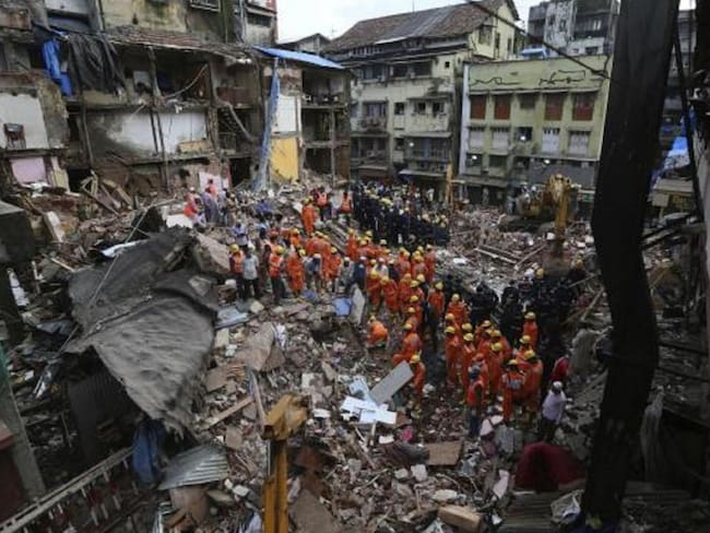 Cuatro muertos y 12 desaparecidos en India al desplomarse un edificio