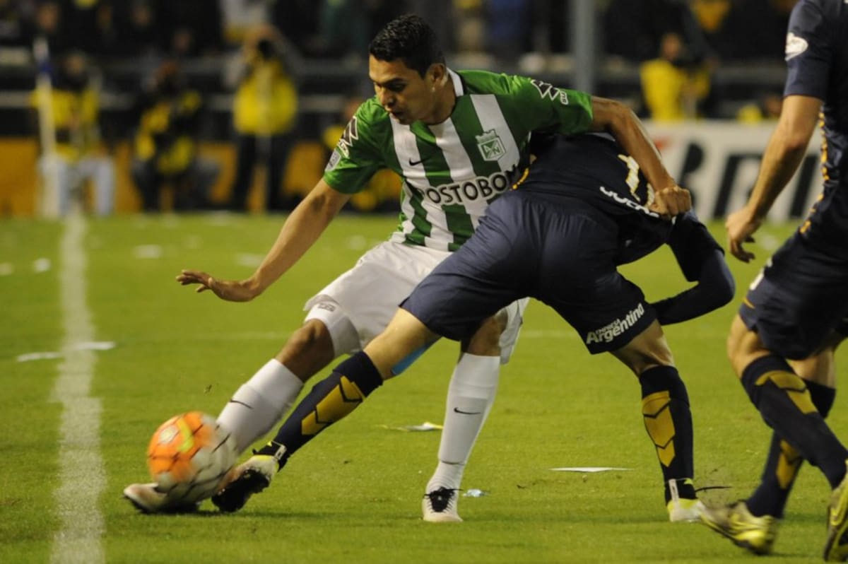 Franco Cervi (d) de Rosario Central disputa el balón Daniel Bocanegra