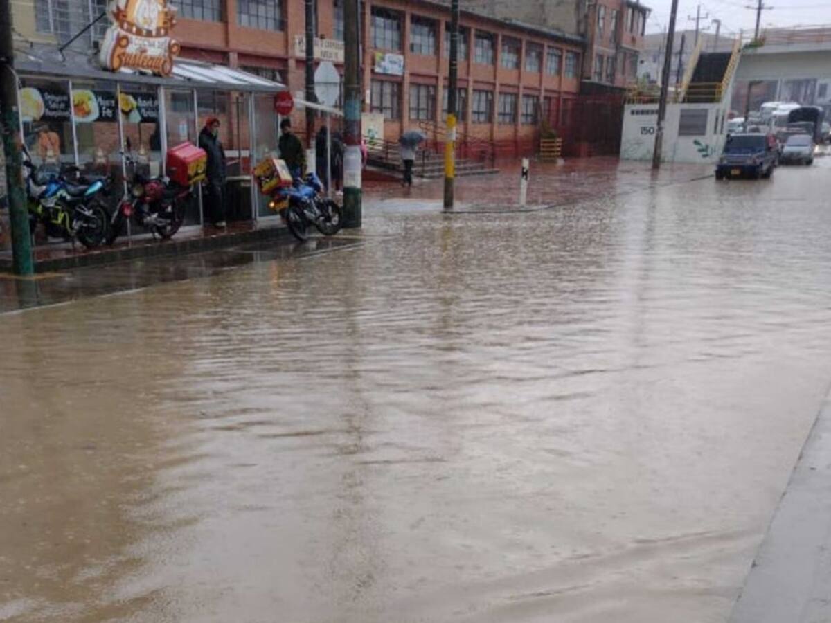 Vía Bogotá-La Calera entre inundaciones, obras y falta de alcantarillado