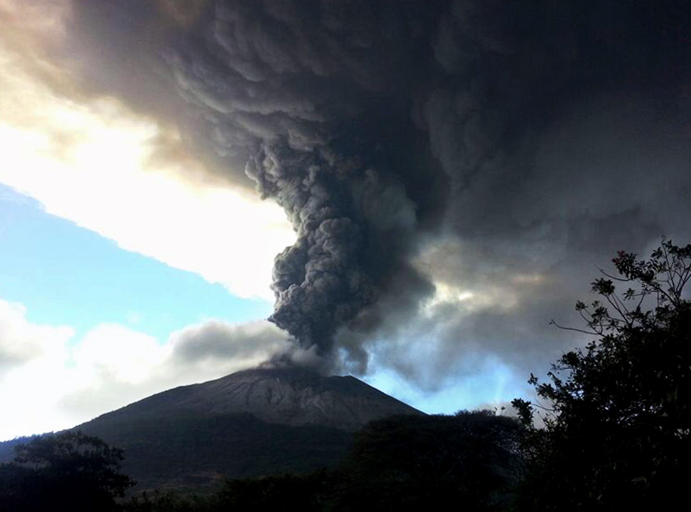 Erupción del volcán Chaparrastique en 2013. 
(Foto: HECTOR GARAY/AFP via Getty Images)