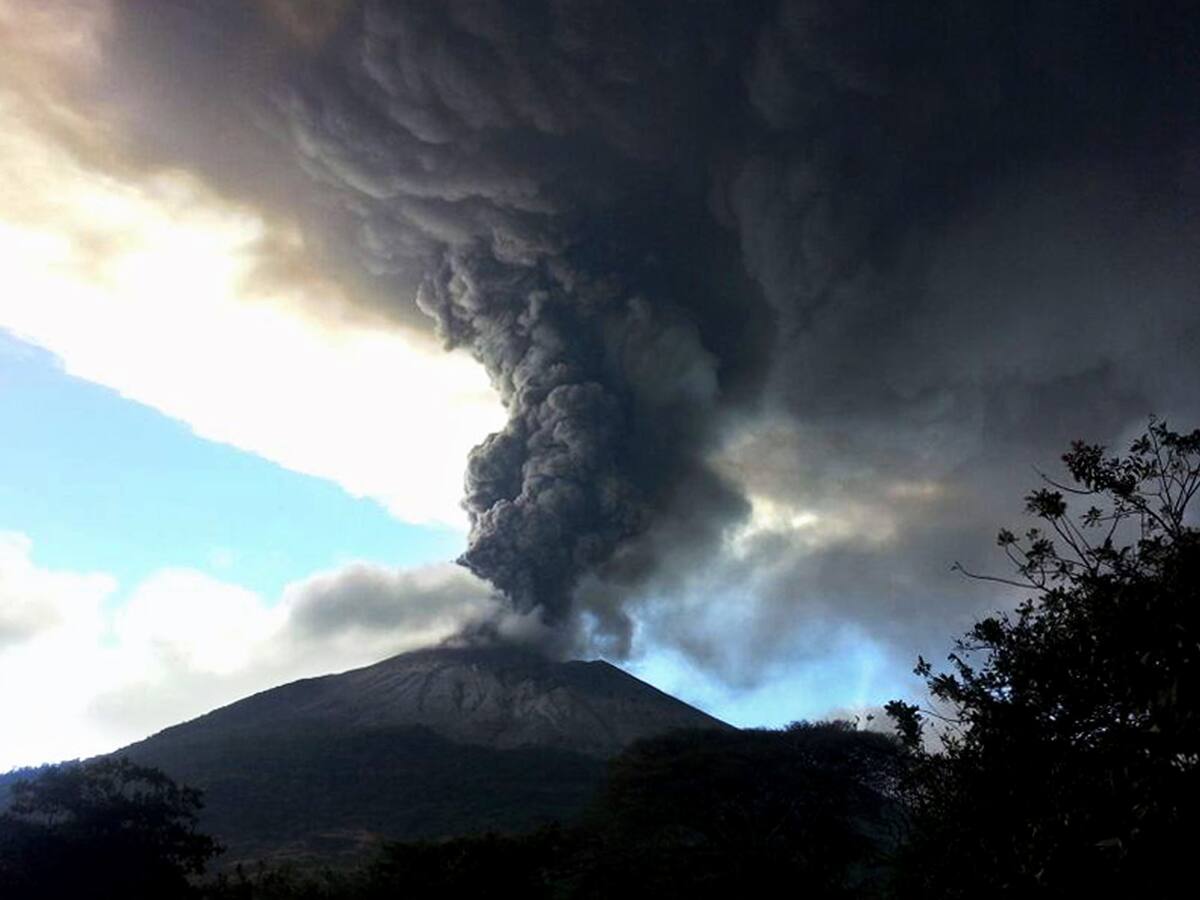 El Salvador emite alerta preventiva por volcán activo