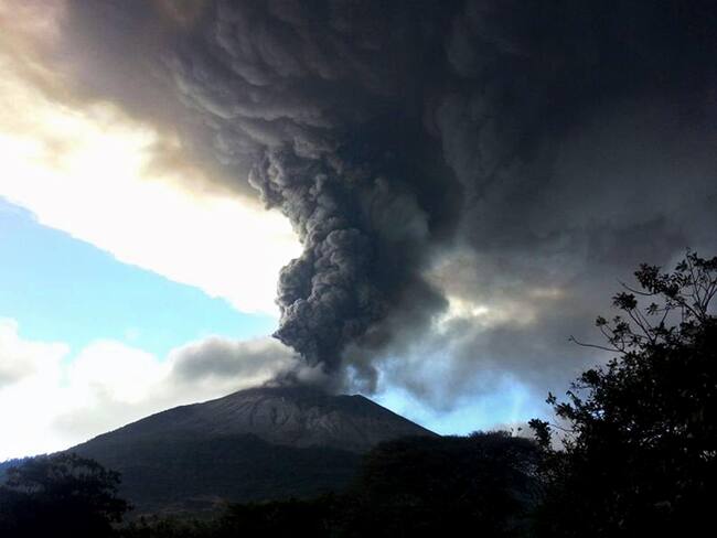 Erupción del volcán Chaparrastique en 2013.
(Foto: HECTOR GARAY/AFP via Getty Images)