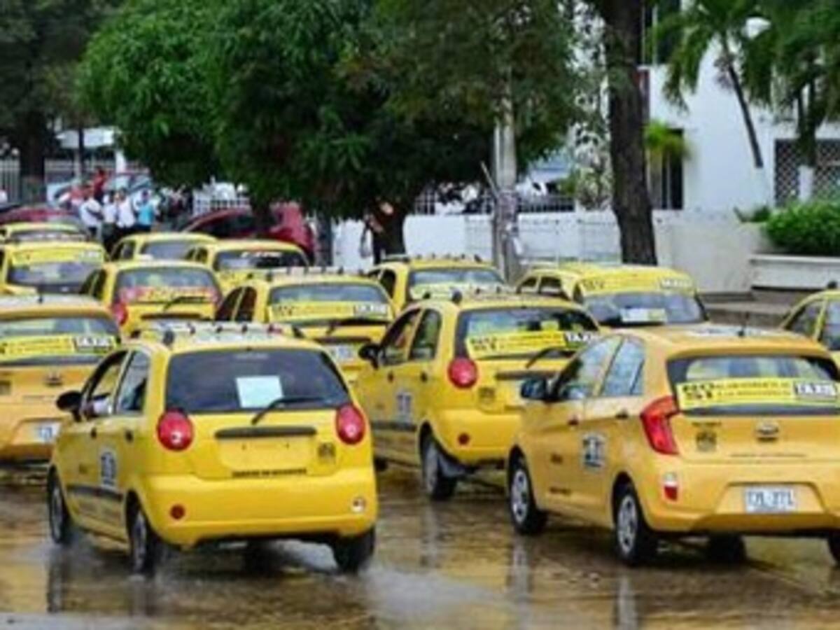 Quejas por largas filas de taxis y cobro por pasajero en El Virrey, Bogotá