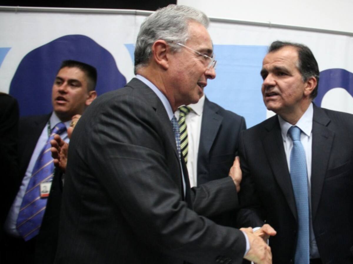 Óscar Iván Zuluaga deja la dirección del Centro Democrático