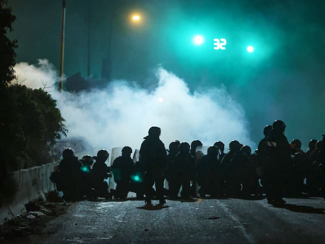 AME5422. VINTO (BOLIVIA), 11/06/2025.- Integrantes de la Policía Boliviana y simpatizantes del expresidente Evo Morales se enfrentan durante una protesta este miércoles, en Vinto (Bolivia). Un segundo policía murió durante los enfrentamientos con los seguidores de Morales que bloquean varias carreteras desde hace diez días. EFE/ Luis Gandarillas