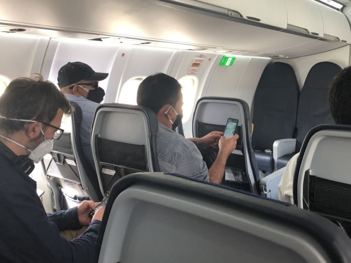 Pareja es captada en una obscena escena en vuelo