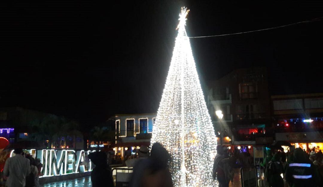 Árbol navideños de luces en plaza principal de Quimbaya, Quindío