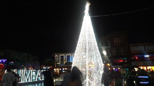 Árbol navideños de luces en plaza principal de Quimbaya, Quindío