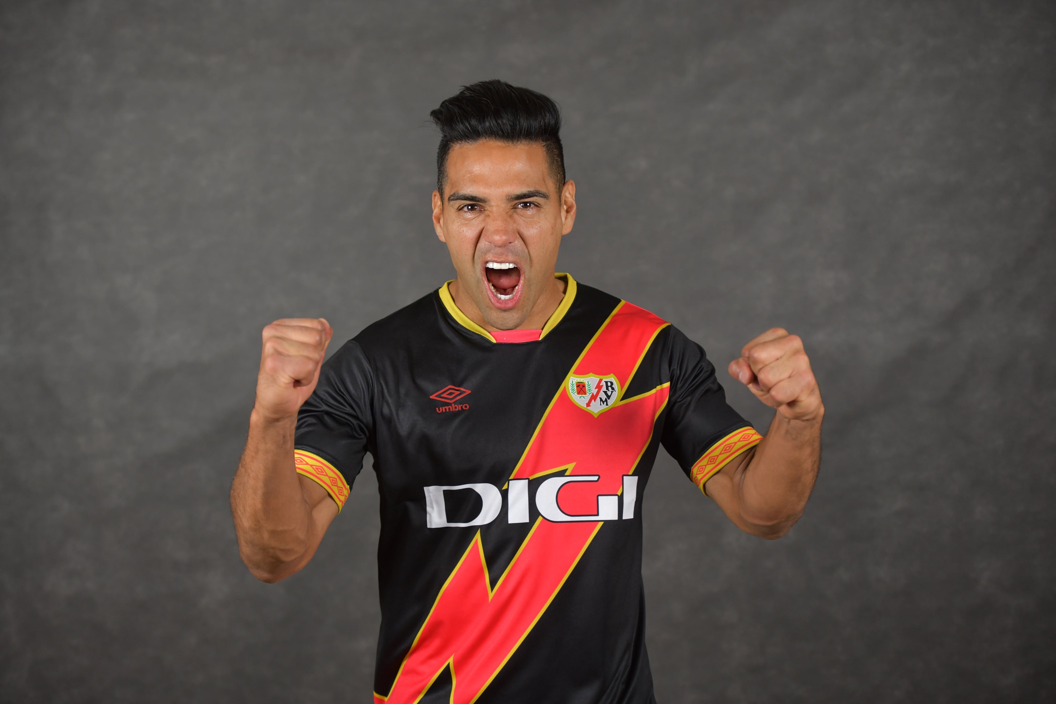 Falcao luciendo la nueva camiseta del Rayo Vallecano / Twitter: @RayoVallecano