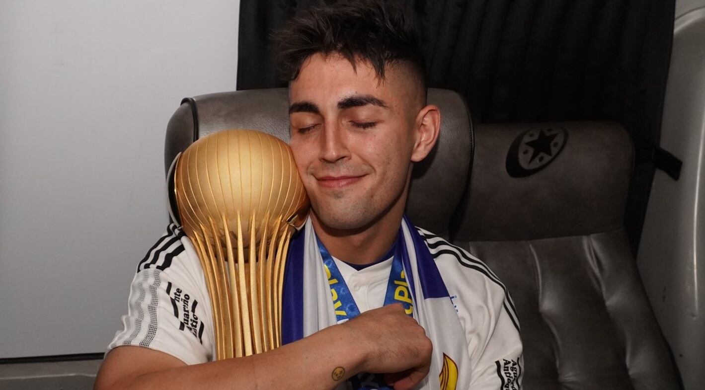 Santiago Mele con el trofeo de campeón de Colombia // Twitter (X): @JuniorClubSA