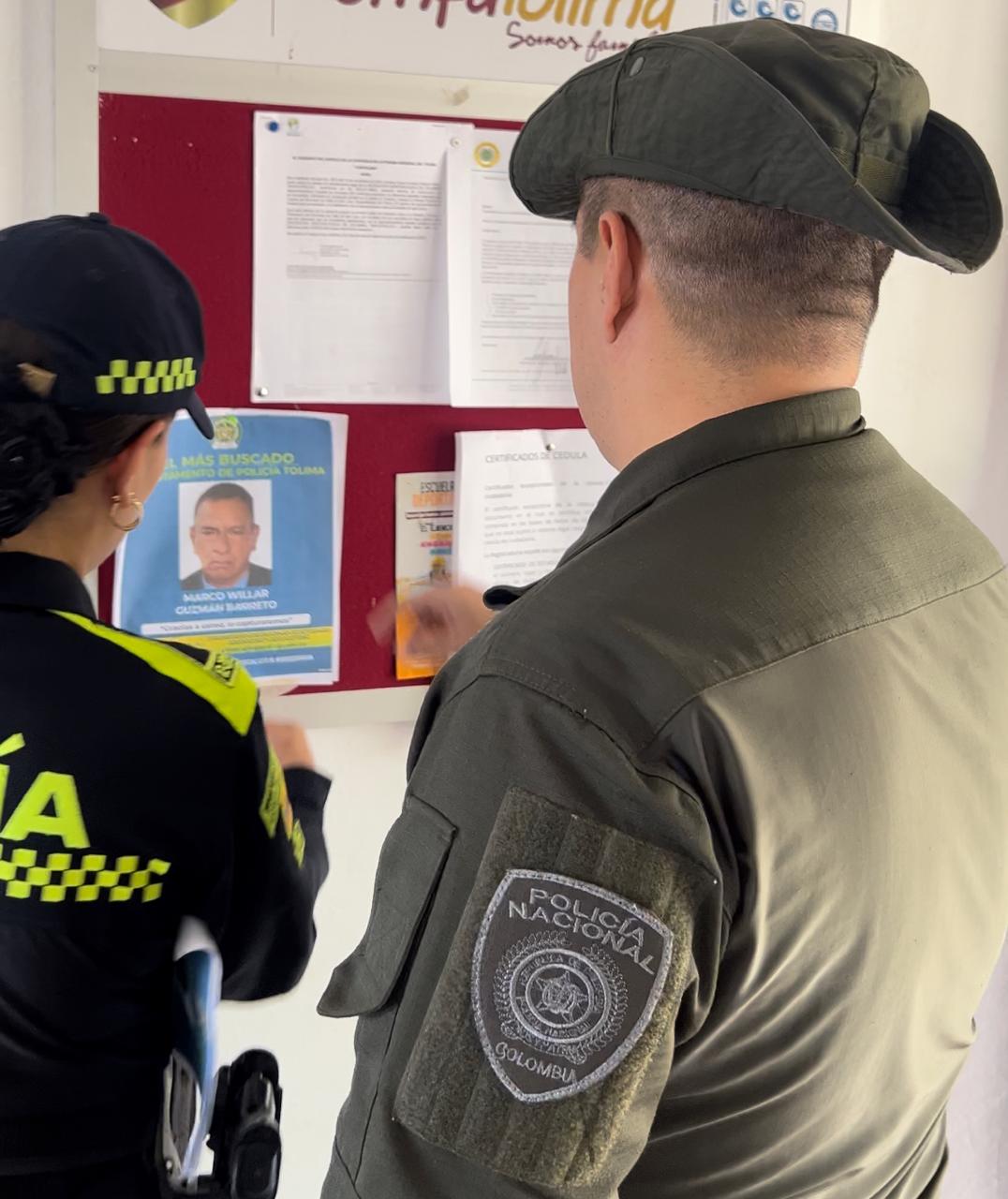 Ubicación de afiches para ubicar a uno de los delincuentes más buscados del Tolima