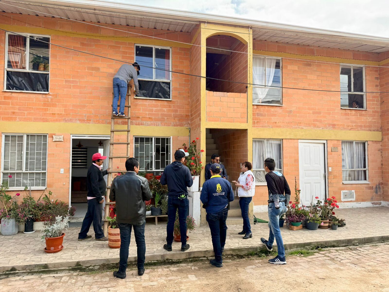 ChatGPT Plus
La Gobernación de Boyacá y la Alcaldía de Tunja iniciaron la reposición de vidrios y reparaciones locativas en las viviendas impactadas por la onda explosiva, mientras se mantiene el acompañamiento a las familias damnificadas.